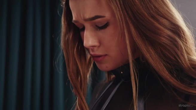 Рыжая красотка в сетке натянула страпон на брюнетку
